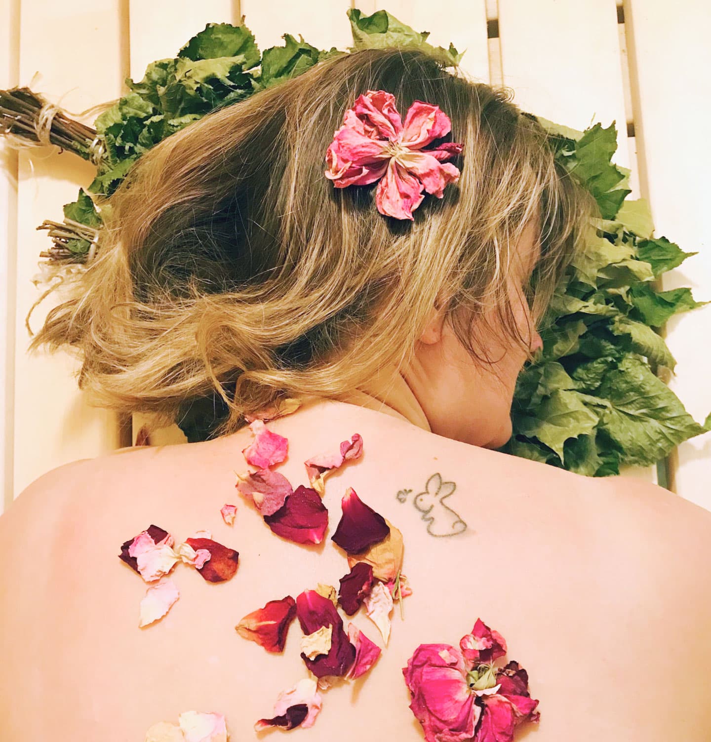 Rožu pirts rituāls ar draudzenēm